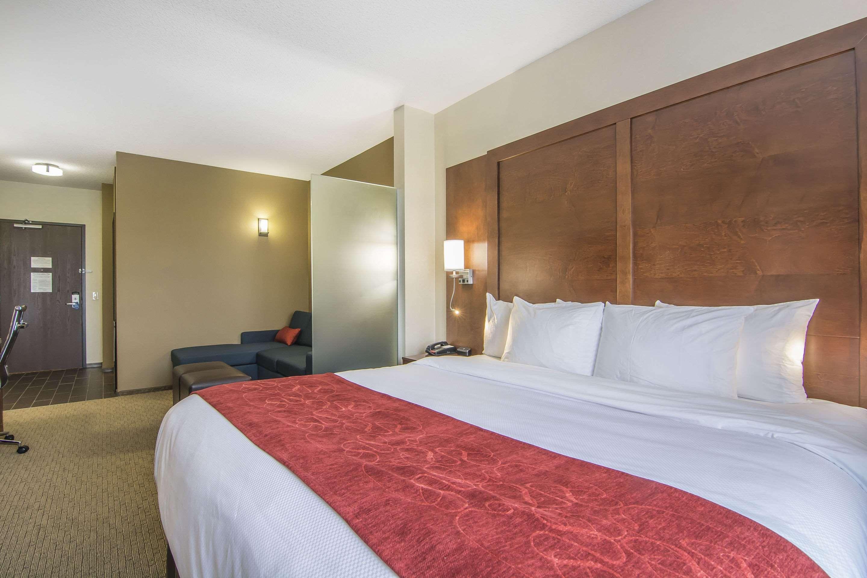 Comfort Suites Regina Esterno foto