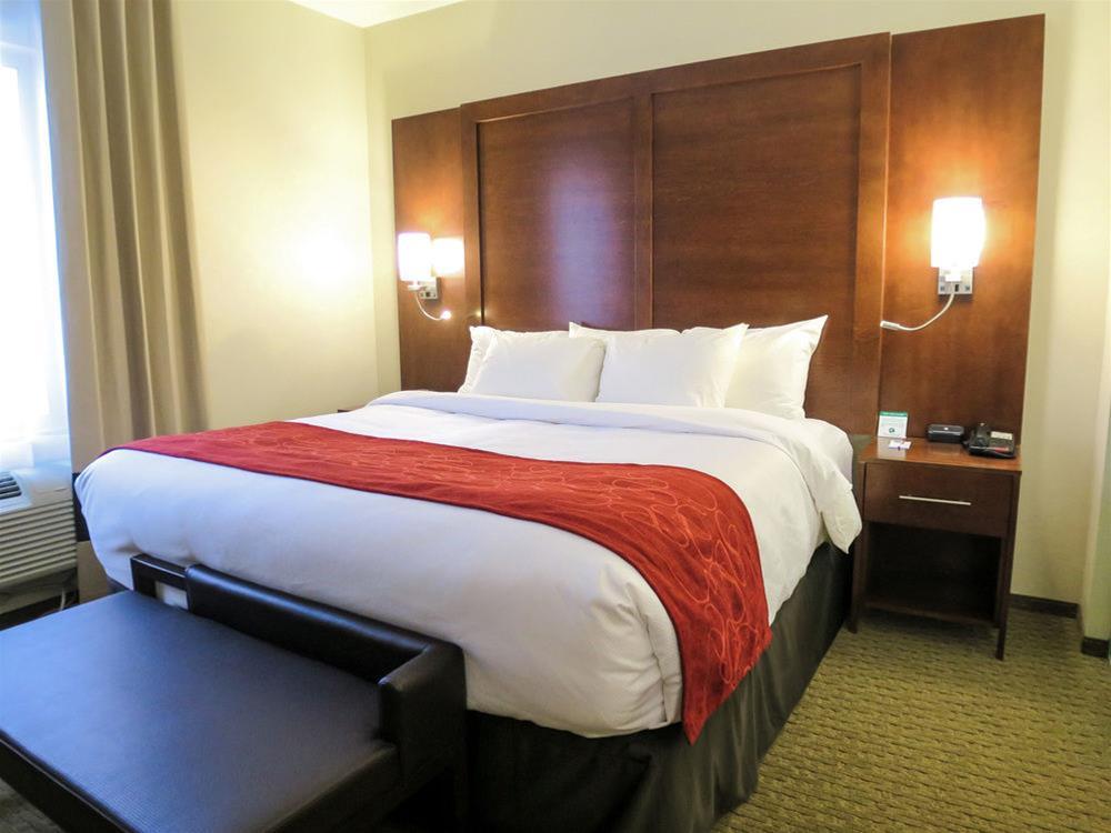 Comfort Suites Regina Esterno foto