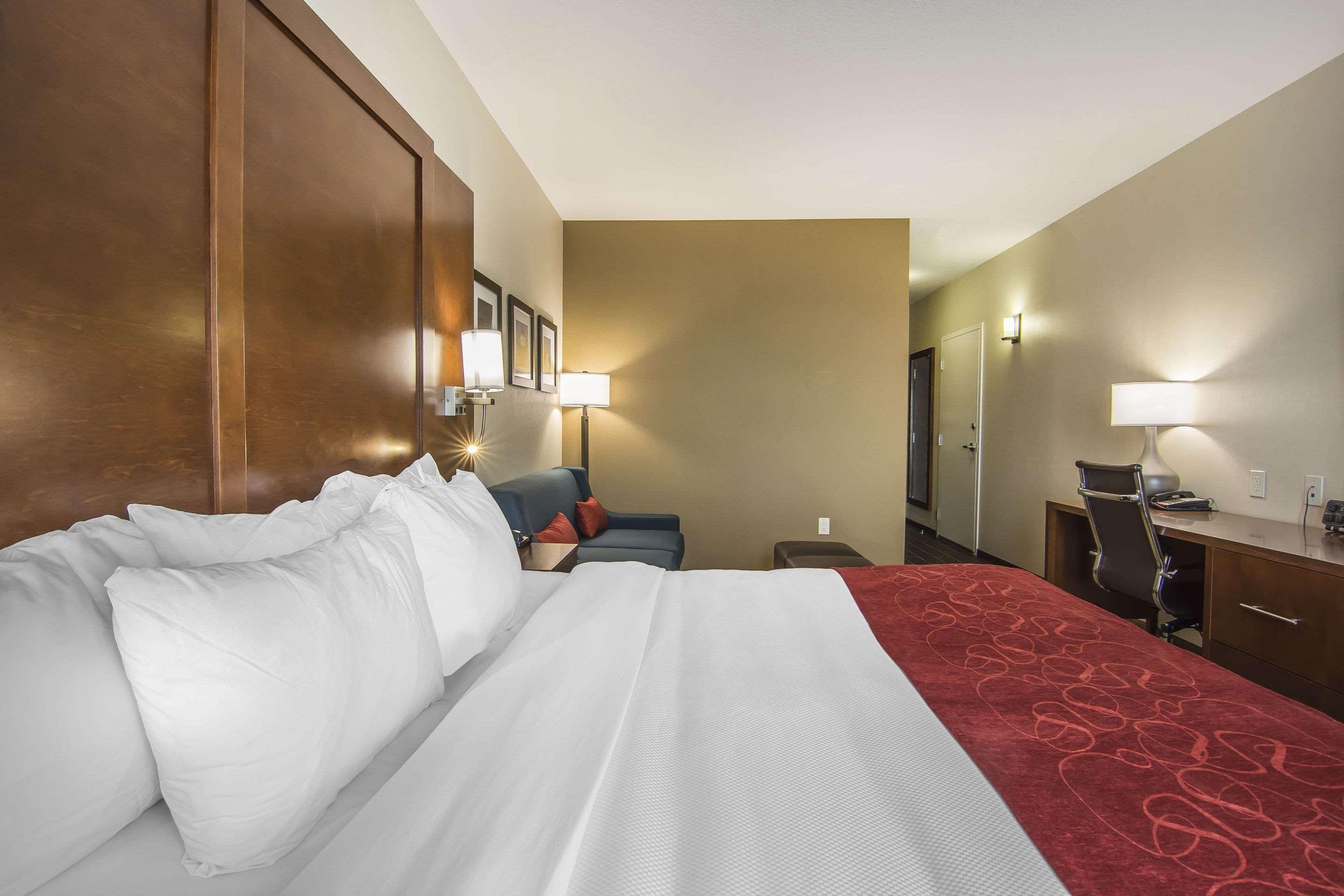 Comfort Suites Regina Esterno foto