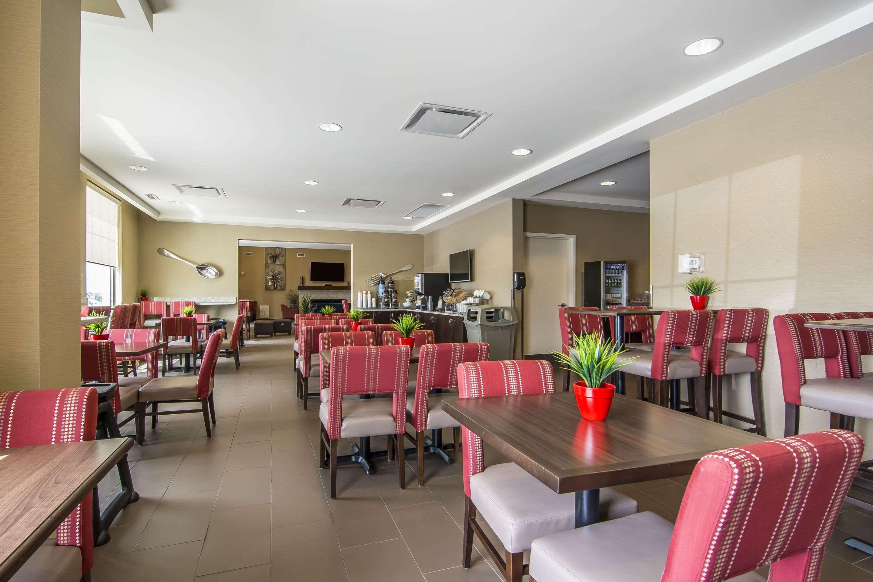 Comfort Suites Regina Esterno foto