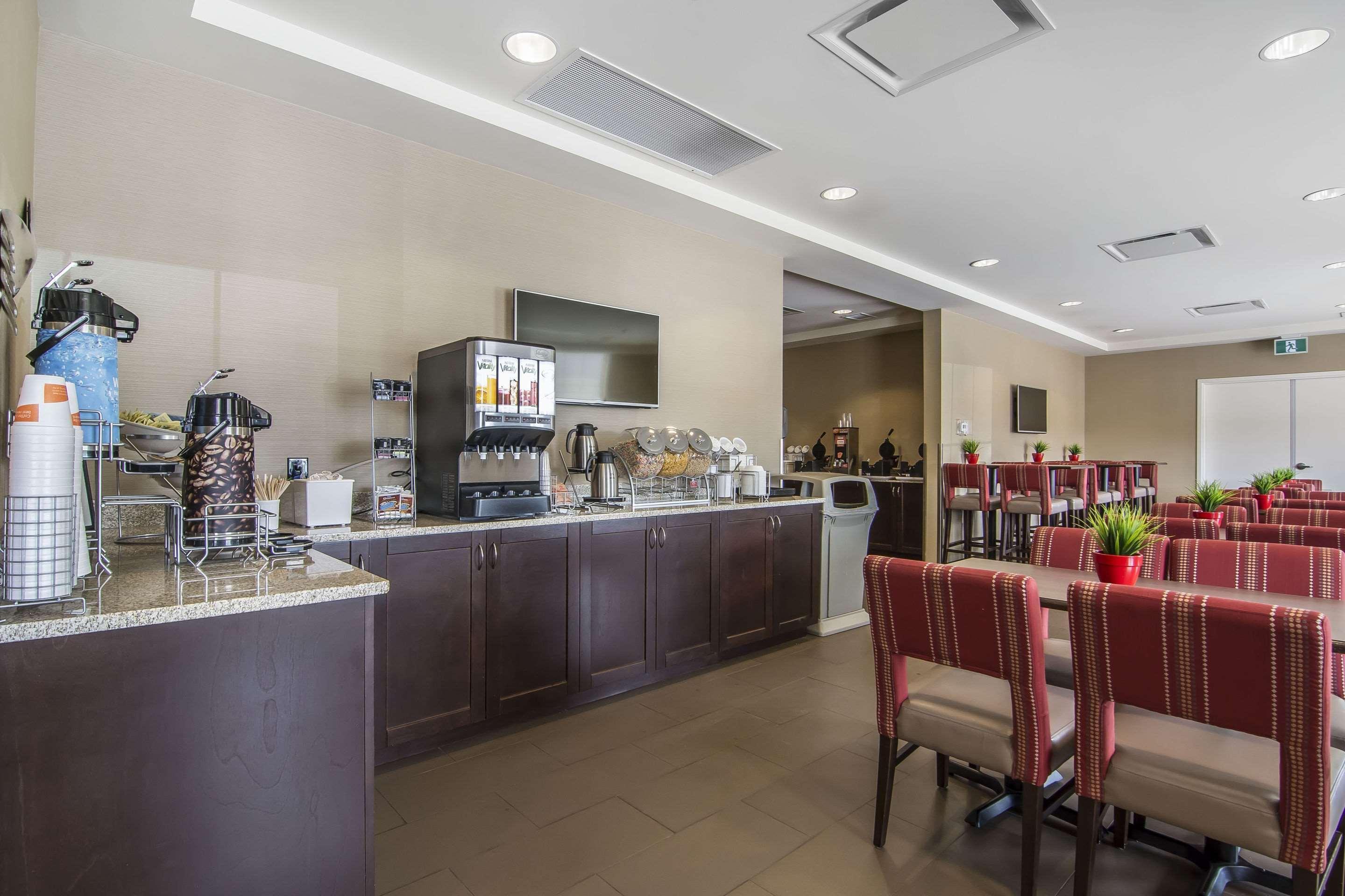Comfort Suites Regina Esterno foto