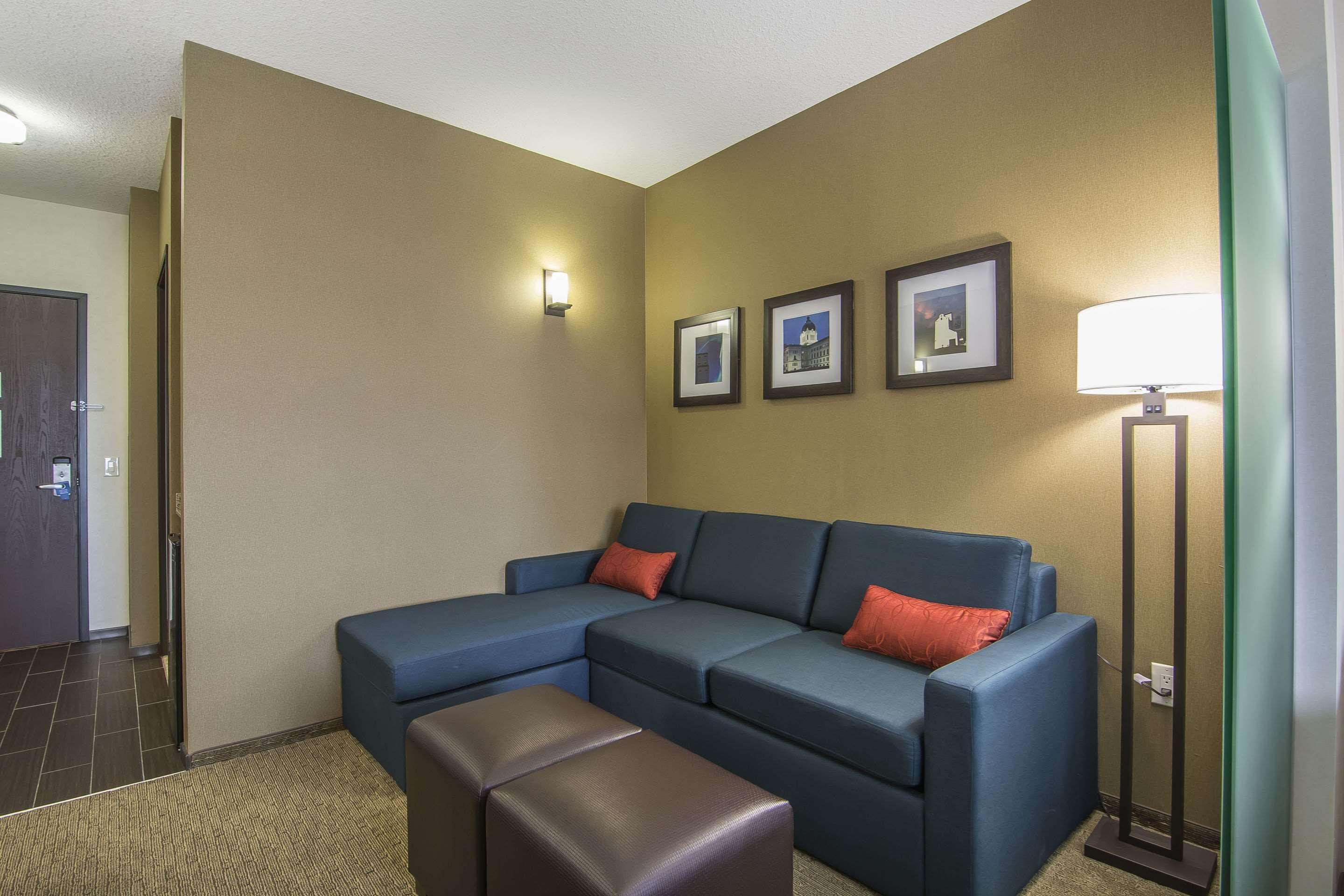 Comfort Suites Regina Esterno foto